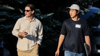 Alexandr Wang dan Zodi Chalat menghadiri Konferensi Media dan Teknologi Sun Valley tahunan Allen and Co. di Sun Valley Resort di Sun Valley, Idaho, AS.