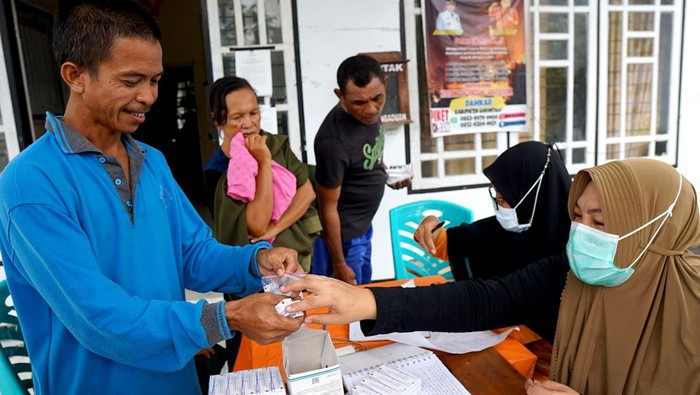 Korban banjir mengungsi bersama anaknya di pos kantor Camat Tilango, Kabupaten Gorontalo, Gorontalo, Jumat (12/7/2024). Pemerintah daerah setempat mencatat 1.668 warga Kecamatan Tilango mengungsi akibat banjir luapan Danau Limboto, Sungai Tapodu dan Bulango. ANTARA FOTO/Adiwinata Solihin/aww.