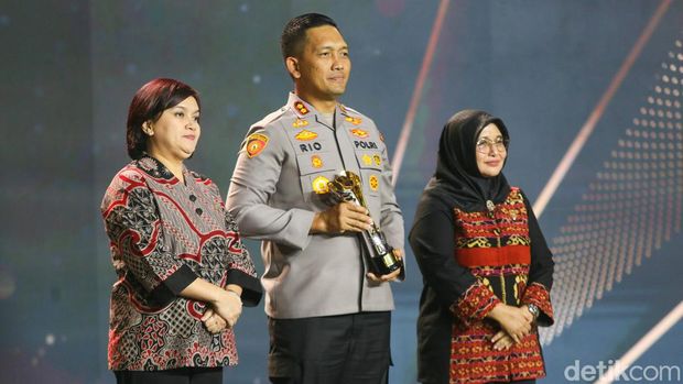 Kapolres Bogor, AKBP Rio Wahyu Anggoro, menjadi peraih Polisi Pelindung Perempuan dan Anak Hoegeng Awards 2024. AKBP Rio berhasil menuntaskan kasus bayi tertukar di Kabupaten Bogor, Jawa Barat, yang sempat heboh di masyarakat.