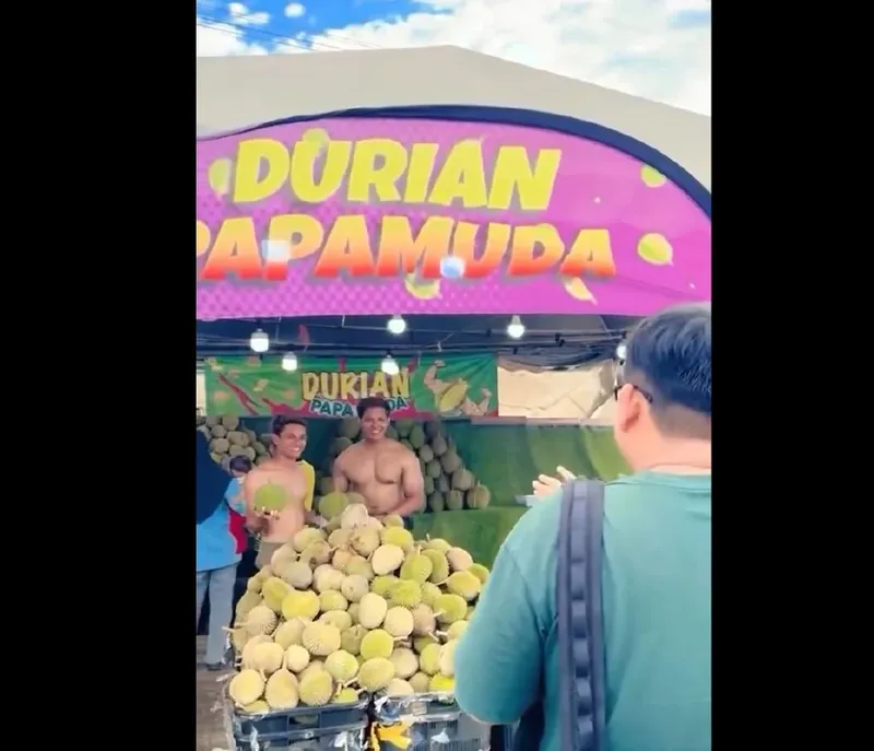 Aksi Penjual Durian Tampan dan Kekar di Malaysia yang Viral