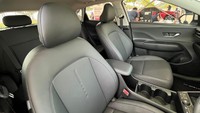 Mobil ini juga memiliki sunroof. Foto: Luthfi Anshori/detikOto