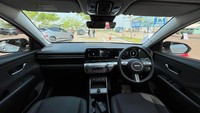 Tampilan dasbor All New Hyundai Kona Electric tampak modern dengan panel instrumen dan layar headunit yang menyatu. Foto: Luthfi Anshori/detikOto