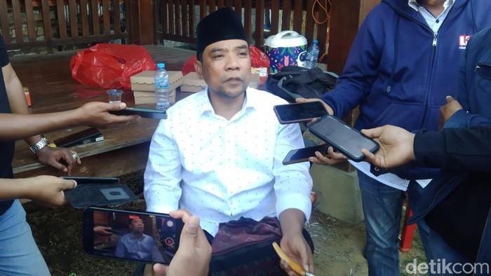 Anggota DPRD Jatim periode 2024-2029 Mahfud ditemui wartawan di rumahnya.