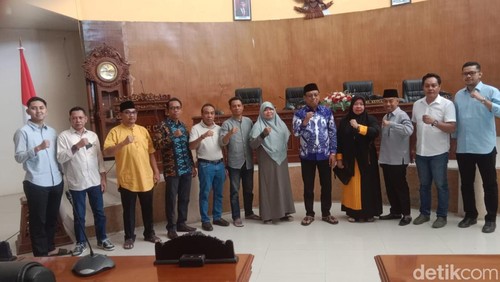 Anggota fraksi dan pimpinan DPRD Kota Bima seusai rapat penetapan tiga calon Pj Wali Kota Bima yang akan diusulkan ke Kemendagri, Jumat (12/7/2024). (Foto: Rafiin/detikBali)