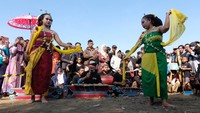 Tradisi ini sebagai ungkapan rasa syukur kepada Tuhan atas berlimpahnya hasil laut sekaligus sebagai permohonan doa agar diberi keselamatan saat melaut.   
