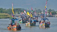 Sejumlah warga menumpang perahu menuju ke laut saat mengikuti tradisi Sedekah Laut di pantai Tawang, Gempol Sewu, Rowosari, Kendal, Jawa Tengah, Jumat (12/7/2024).