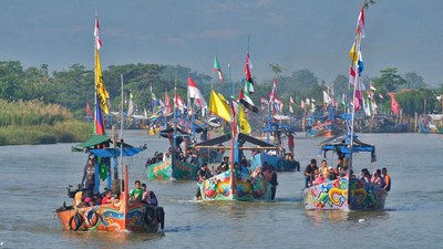 Kemeriahan Tradisi Sedekah Laut di Pantai Tawang