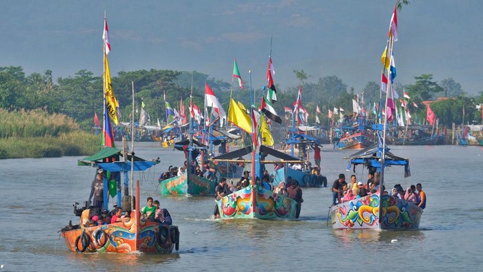 Sejumlah warga menumpang perahu menuju ke laut saat mengikuti tradisi Sedekah Laut di pantai Tawang, Gempol Sewu, Rowosari, Kendal, Jawa Tengah, Jumat (12/7/2024). Ribuan warga terutama nelayan pantai utara laut Jawa mengikuti ritual Sedekah Laut atau Petik Laut yang diselenggarakan setahun sekali sebagai ungkapan rasa syukur kepada Tuhan atas berlimpahnya hasil laut sekaligus sebagai permohonan doa agar diberi keselamatan saat melaut. ANTARA FOTO/Anis Efizudin/foc.