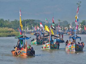 Kemeriahan Tradisi Sedekah Laut di Pantai Tawang