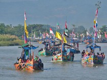 Kemeriahan Tradisi Sedekah Laut di Pantai Tawang