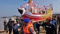 Ribuan warga terutama nelayan pantai utara laut Jawa mengikuti ritual Sedekah Laut atau Petik Laut yang diselenggarakan setahun sekali.