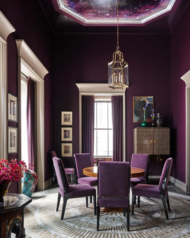 Apartemen ayah Pangeran William dan Hary ini memiliki ruang makan yang cantik dengan nuansa ungu. Foto: Dok. Optimist Consulting