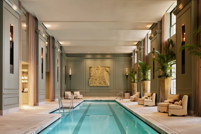 Area kolam renang yang luas dilengkapi beberapa sofa empuk. Apartemen ini juga memiliki pemandangan kota New York. Foto: Dok. Optimist Consulting