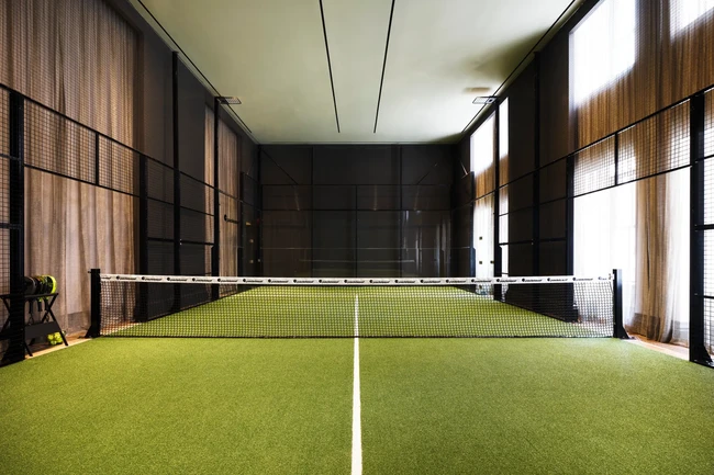 Yang tak kalah spekatakuler dari kondominum ini adalah di dalamnya ada lapangan pribadi yang bisa untuk bermain tenis, badminton atau olahraga raket lainnya. Foto: Dok. Optimist Consulting