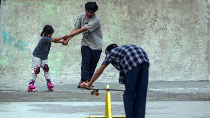 Warga bermain sepatu roda di Skatepark, Taman Kota Cibinong, Kabupaten Bogor, Jawa Barat, Kamis (11/7/2024). Pemerintah Kabupaten Bogor menyediakan fasilitas gratis berupa arena olah raga yang menjadi tempat favorit bagi penggiat olah raga skateboard, sepatu roda maupun sepeda BMX di wilayah tersebut. ANTARA FOTO/Yulius Satria Wijaya/rwa.