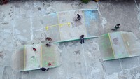Foto udara warga bermain skateboard di Skatepark, Taman Kota Cibinong, Kabupaten Bogor, Jawa Barat.