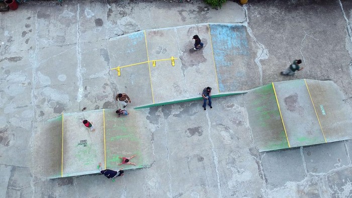 Warga bermain sepatu roda di Skatepark, Taman Kota Cibinong, Kabupaten Bogor, Jawa Barat, Kamis (11/7/2024). Pemerintah Kabupaten Bogor menyediakan fasilitas gratis berupa arena olah raga yang menjadi tempat favorit bagi penggiat olah raga skateboard, sepatu roda maupun sepeda BMX di wilayah tersebut. ANTARA FOTO/Yulius Satria Wijaya/rwa.