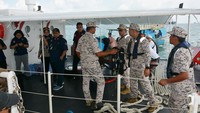 Bakamla RI mengerahkan KN Pulau Nipah 321 untuk memfasilitasi pemulangan para nelayan menuju Dermaga Batu Ampar, Batam.   