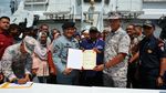 Momen Bakamla RI Jemput 16 Nelayan Indonesia Yang Ditangkap Malaysia