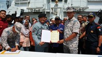 Serah terima 16 nelayan dilaksanakan di perairan Malaysia, Tanjung Setapa, Kamis (11/7/2024).