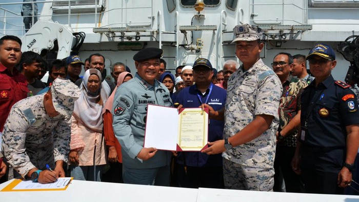 Bakamla RI menjemput 16 nelayan Indonesia yang ditangkap Agensi Penguatkuasaan Maritim Malaysia (APMM). Belasan nelayan itu diduga memasuki perairan Malaysia untuk menangkap ikan secara ilegal.