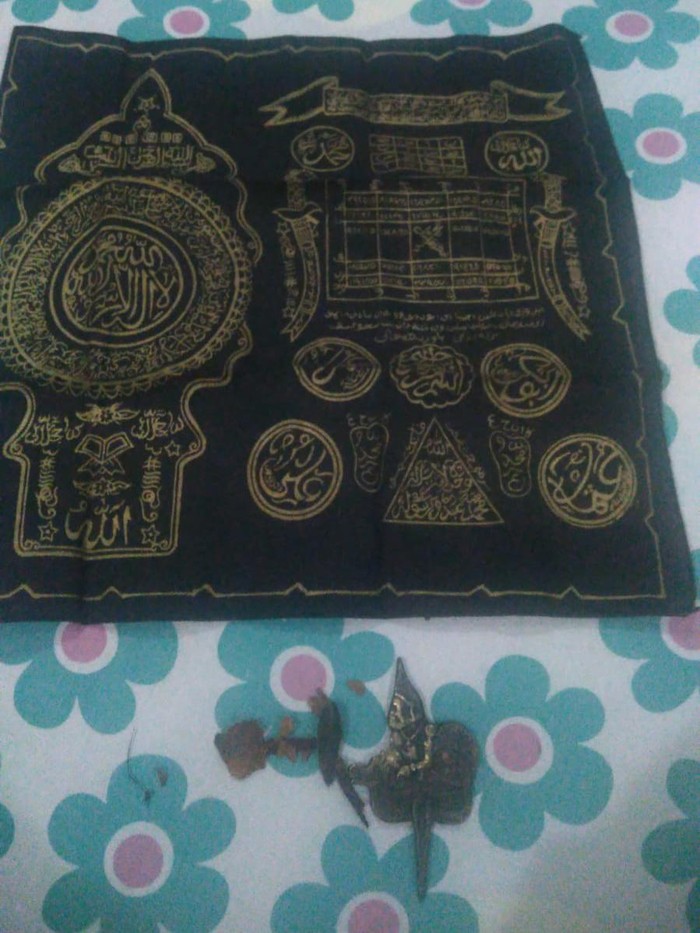 Barang-barang aneh diduga untuk guna-guna milik suami Anie Carera, Bono Prihandoko.