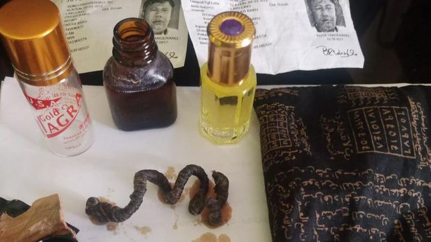 Barang-barang aneh diduga untuk guna-guna milik suami Anie Carera, Bono Prihandoko.