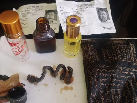 Barang-barang aneh diduga untuk guna-guna milik suami Anie Carera, Bono Prihandoko.