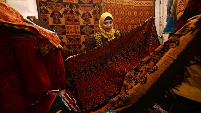 Batik hingga Tiwul Ramaikan Pameran Hari Koperasi di Salatiga Peserta menunjukkan kain tenun pada pameran usaha mikro kecil dan menengah (UMKM) di Salatiga, Jawa Tengah, Jumat (12/7/2024). Selain untuk memperingati Hari Koperasi ke-77, pameran UMKM yang diikuti perwakilan dari 35 kabupaten/kota di Jawa Tengah tersebut bertujuan untuk menumbuhkan daya saing UMKM. ANTARA FOTO/Aloysius Jarot Nugroho/aww.