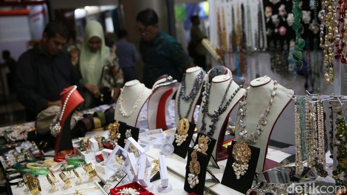 Beragam Produk UMKM Ramaikan Peringatan Hari Koperasi Nasional Peringatan Hari Koperasi Nasional ke-77 di Gedung Smesco Jakarta, Jumat (12/7). Acara itu diisi dengan pameran beragam produk UMKM.