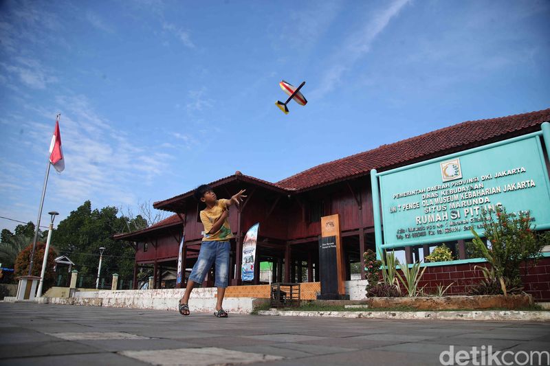 Siapa yang tak kenal dengan Si Pitung? Jawara legend asal Betawi. Legenda pahlawan rakyat ini bisa dikulik di Rumah Si Pitung yang berada di kawasan Marunda.