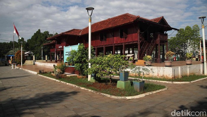 Siapa yang tak kenal dengan Si Pitung? Jawara legend asal Betawi. Legenda pahlawan rakyat ini bisa dikulik di Rumah Si Pitung yang berada di kawasan Marunda.