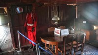 Berada di wilayah yang kerap langganan banjir, Rumah Si Pitung pun beberapa kali mengalami peninggilan untuk dasar rumahnya. Bukan tinggi tiang panggungnya yang semakin tinggi, namun ada penambahan beton di bawah rumah tersebut agar tidak dimakan oleh banjir.  