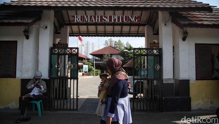 Siapa yang tak kenal dengan Si Pitung? Jawara legend asal Betawi. Legenda pahlawan rakyat ini bisa dikulik di Rumah Si Pitung yang berada di kawasan Marunda.