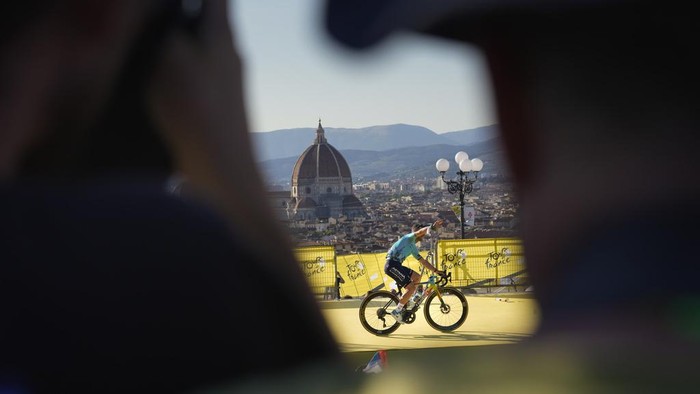 Bingkai Sepekan: Menikmati Balapan dan Indahnya Jalur Tour de France Britain's Mark Cavendish greets spectators during the team presentation in Florence, Italy, Thursday, June 27, 2024, two days before the start of the Tour de France cycling race. (AP Photo/Jerome Delay)