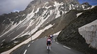 Kelompok yang memisahkan diri menaiki turunan Col du Galibier pada etape keempat balap sepeda Tour de France sepanjang 139,6 kilometer (86,7 mil) dengan start di Pinerolo, Italia dan finis di Valloire, Prancis. AP/Daniel Cole