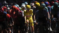 Tadej Pogacar dari Slovenia, mengenakan seragam kuning pemimpin umum, ikut serta dalam etape keenam lomba balap sepeda Tour de France sejauh 163,5 kilometer (101,6 mil) dengan start di Macon dan finis di Dijon, Prancis. AP/Daniel Cole