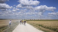 Tadej Pogacar dari Slovenia, mengenakan seragam kuning pemimpin umum, mengikuti rekan satu timnya di jalan berkerikil pada etape kesembilan balap sepeda Tour de France sepanjang 199 kilometer (123,7 mil) dengan start dan finish di Troyes, Prancis. AP/Bernard Papon