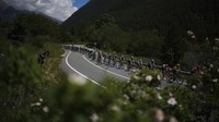 Tour de France berlangsung selama 21 hari dan mendaki total ketinggian sekitar 52.000 meter (57.000 yard), setara dengan mendaki Gunung Everest hampir enam kali. AP/Daniel Cole