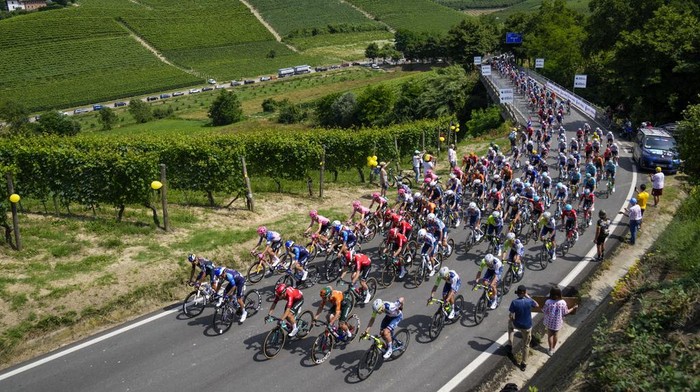Bingkai Sepekan: Menikmati Balapan dan Indahnya Jalur Tour de France The pack climbs the hills and vineyards around Cuneo during the third stage of the Tour de France cycling race over 230.8 kilometers (143.4 miles) with start in Piacenza and finish in Turin, Italy, Monday, July 1, 2024. (AP Photo/Jerome Delay)