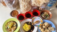 Setiap harinya Ibu Emi buat enam jenis pempek dari jam empat pagi. Yaitu pempek Adaan, Tahu, Kulit, Pistel hingga Pempek Belah. Foto: detikFood