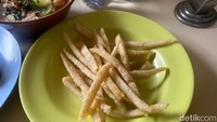 Ada juga kreasi pempek krispi garing yang mirip seperti tekstur kentang goreng renyah.  Foto: detikFood