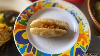 Bagi penggemar pedas ada Pempek Belah, berupa pempek lenjer kecil yang dibelah dan diisi dengan sambal rawit merah. Foto: detikFood