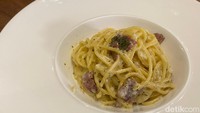 Spaghetti Carbonara (Rp 55.000) sebagai hidangan utama. Rasanya creamy dan dipadukan bersama potongan smoked beef sangat menggugah selera. Porsi spaghetti ini juga sangat banyak, cocok juga jika ingin sharing bersama teman. Foto: detikFood/Yenny Mustika Sari