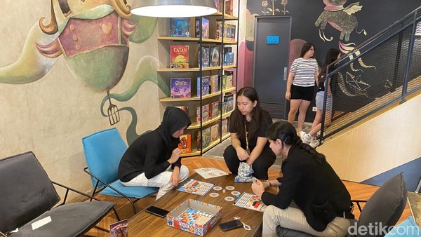 Bisa Main Boardgame Seru Sambil Nikmati Es Cokelat dan Waffle