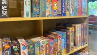 Game Master juga akan menjelaskan soal harga paket yang dapat dipilih oleh pelanggannya. Pelanggan bisa memilih antara bermain per jam atau sepuasnya dalam sehari penuh. Harganya Rp 15.000 per jam dan Rp 50.000 untuk sehari penuh. Harga tersebut berlaku untuk 1 orang saja. Foto: detikFood/Yenny Mustika Sari