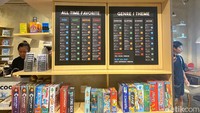 Tentunya ada syarat dan ketentuan (mekanisme) untuk bermain boardgame di The Bunker Cafe. Saat baru datang, pelanggan akan disambut oleh seorang Game Master dan diarahkan ke rak yang berisikan aneka boardgame. Foto: detikFood/Yenny Mustika Sari