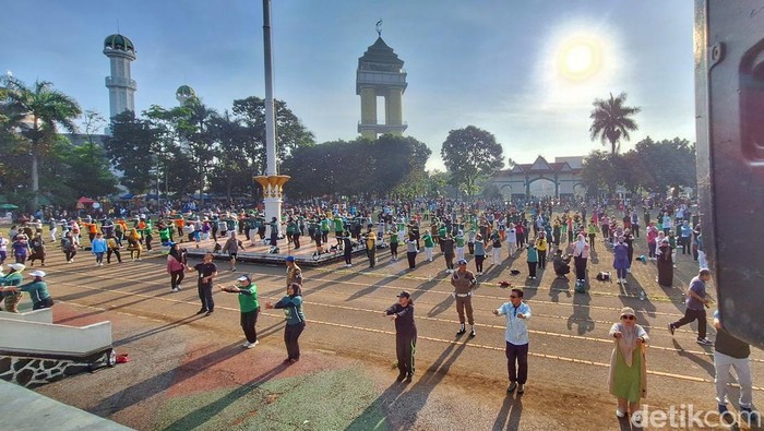 Bupati Bandung Dadang Supriatna saat senam bersama maayarakat di Lapangan Upakarti, Soreang,