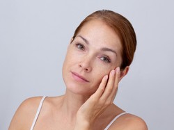 8 Cara Mengencangkan Kulit Wajah Usia 40 Tahun ke Atas, Bikin Awet Muda