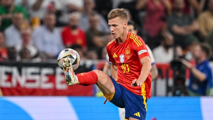 MUNICH, GERMANY - JULY 9: Dani Olmo of Spain controls the Ball during the UEFA EURO 2024 semi-final match between Spain and France at Munich Football Arena on July 9, 2024 in Munich, Germany. (Photo by Harry Langer/DeFodi Images/DeFodi via Getty Images)